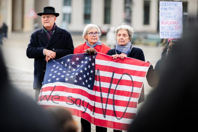 16 March 2026, Berlin: People take part in a protest at the Brandenburg Gate under the slogan "Stop the US-Israeli War of Aggression" and calls for an immediate end to the attacks in Iran and Lebanon. Photo: Christoph Soeder/dpa