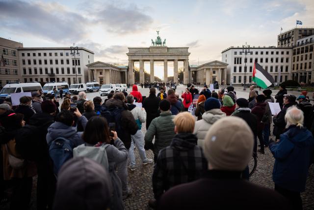 16 March 2026, Berlin: People take part in a protest at the Brandenburg Gate under the slogan "Stop the US-Israeli War of Aggression" and calls for an immediate end to the attacks in Iran and Lebanon. Photo: Christoph Soeder/dpa