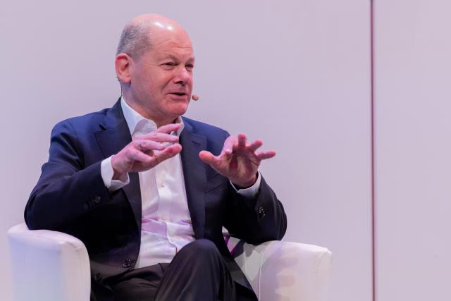 16 March 2026, North Rhine-Westphalia, Cologne: Former German Chancellor Olaf Scholz speak about "the books of his life" on stage at the Flora as part of the Lit.Cologne literary festival. Photo: Rolf Vennenbernd/dpa