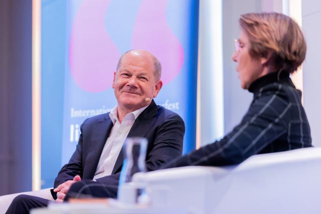 16 March 2026, North Rhine-Westphalia, Cologne: Former German Chancellor Olaf Scholz speak with host Bettina Boettinger about "the books of his life" on stage at the Flora as part of the Lit.Cologne literary festival. Photo: Rolf Vennenbernd/dpa