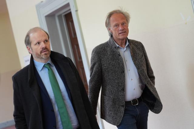 17 March 2026, Hamburg: Gerhard Delling (R), a former television presenter and sports journalist, and his defense attorney David Rieks (L) arrive at the Hamburg Regional Court for the trial over the alleged abduction of two children brought from Denmark to Germany in a covert operation on New Year's Eve 2023-24, with Block among those on trial. Photo: Marcus Brandt/dpa