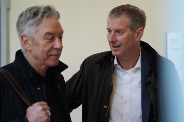 17 March 2026, Hamburg: Joint plaintiff Stephan Hensel (R), ex-husband of Christina Block and father of her children, and his family lawyer Gerd Uecker (L) arrive at the Hamburg Regional Court for the trial over the alleged abduction. In a covert operation on New Year's Eve 2023-24, the two children were brought from Denmark to Germany, with Block among those on trial. Photo: Marcus Brandt/dpa