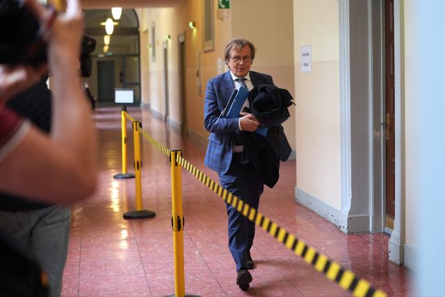 17 March 2026, Hamburg: The defendant Andreas Costard enters the courtroom at the Hamburg Regional Court for the trial over the alleged abduction of two children belonging to restaurant owner Block, who is also among those on trial. In a covert operation on New Year's Eve 2023-24, the children were brought from Denmark to Germany. Photo: Marcus Brandt/dpa