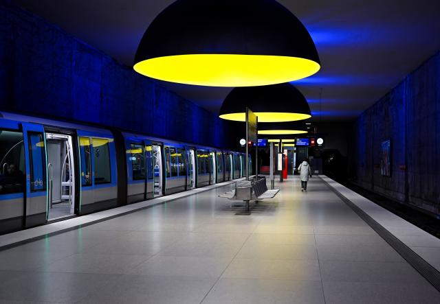 17 March 2026, Bavaria, Munich: A subway train is waiting at the Westfriedhof station. The Verdi union has announced the next warning strikes in public transportation. Subway passengers in Munich should expect disruptions as early as March 17, 2026. Verdi has called on employees at the control center and in passenger services to participate in a full-day warning strike. Photo: Sven Hoppe/dpa
