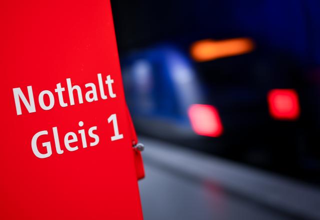 17 March 2026, Bavaria, Munich: A subway train is leaving the Westfriedhof station. The Verdi union has announced the next warning strikes in public transportation. Subway passengers in Munich should expect disruptions as early as March 17, 2026. Verdi has called on employees at the control center and in passenger services to participate in a full-day warning strike. Photo: Sven Hoppe/dpa