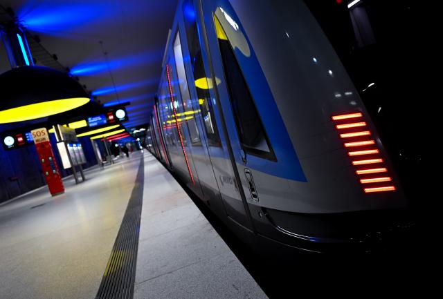 17 March 2026, Bavaria, Munich: A subway train is waiting at the Westfriedhof station. The Verdi union has announced the next warning strikes in public transportation. Subway passengers in Munich should expect disruptions as early as March 17, 2026. Verdi has called on employees at the control center and in passenger services to participate in a full-day warning strike. Photo: Sven Hoppe/dpa