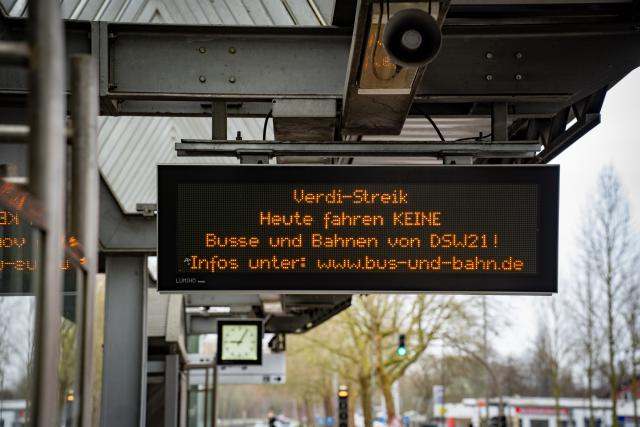 17 March 2026, North Rhine-Westphalia, Dormtund: View of a digital display board at a bus stop that provides information about a warning strike in local public transport. The display indicates that buses and trains will not be running today and refers to further information from the transport company. Passengers on local public transport in North Rhine-Westphalia can expect significant restrictions on Tuesday. The trade union Verdi is calling on transport workers in all regions of the federal state to go on warning strike. Photo: Max Lametz/dpa