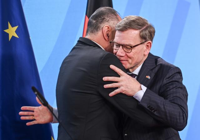 17 March 2026, Berlin: German Foreign Minister Johann Wadephul (L) and his Greek counterpart Giorgos Gerapetritis embrace after a joint press conference. Photo: Britta Pedersen/dpa