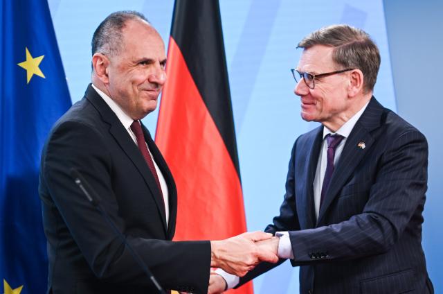 17 March 2026, Berlin: German Foreign Minister Johann Wadephul (L) and his Greek counterpart Giorgos Gerapetritis shake hands ahead of a joint press conference. Photo: Britta Pedersen/dpa