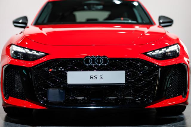 17 March 2026, Bavaria, Ingolstadt: An Audi RS 5 is parked in the room at the edge of Audi's annual press conference. Photo: Daniel Karmann/dpa