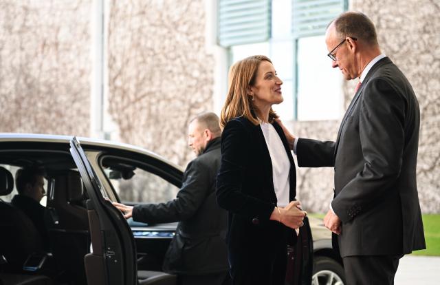 17 March 2026, Berlin: German Chancellor Friedrich Merz greets the President of the European Parliament, Roberta Metsola. Photo: Britta Pedersen/dpa