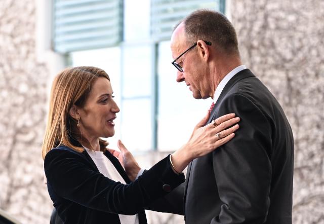 17 March 2026, Berlin: German Chancellor Friedrich Merz greets the President of the European Parliament, Roberta Metsola. Photo: Britta Pedersen/dpa