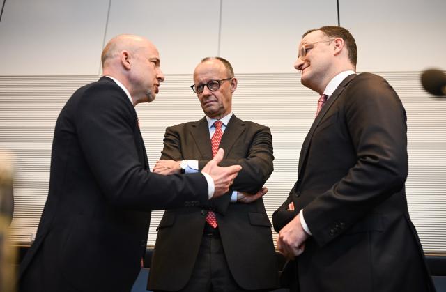 17 March 2026, Berlin: Alexander Hoffmann (L), German Chancellor Friedrich Merz and Jens Spahn, Leader of the Christian Democratic Union (CDU)/Christian Social Union (CSU) parliamentary group talk ahead of the Social Democratic Party (SPD) parliamentary group meeting at the German Parliament (Bundestag). Photo: Britta Pedersen/dpa