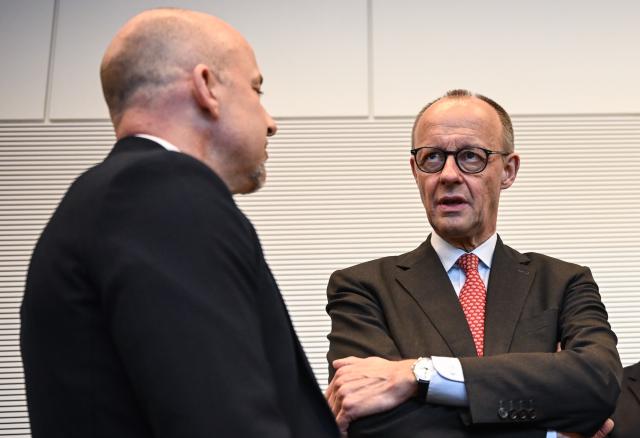 17 March 2026, Berlin: Alexander Hoffmann and German Chancellor Friedrich Merz talk ahead of the Social Democratic Party (SPD) parliamentary group meeting at the German Parliament (Bundestag). Photo: Britta Pedersen/dpa