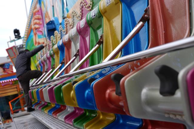 PRODUCTION - 17 March 2026, Hamburg: An employee prepares his ride for the opening of the Spring Dome at Heiligengeistfeld. The Spring Dome is the largest public festival in the north and starts on March 20. Photo: Marcus Brandt/dpa