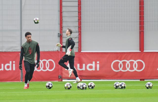 17 March 2026, Bavaria, Munich: Bayern Munich's Leonard Prescott (L) and Manuel Neuer  in action during the team's training session ahead of Wednesday's UEFA Champions League soccer match against Atlanta. Photo: Malin Wunderlich/dpa