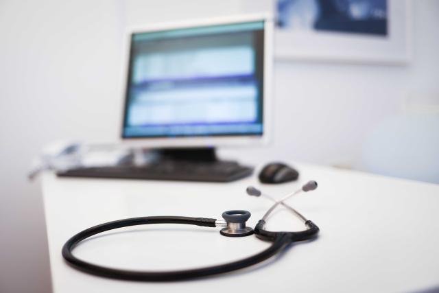 FILED - 08 December 2022, Hamburg: A stethoscope lies on the table in a doctor's examination room. Photo: Christian Charisius/dpa