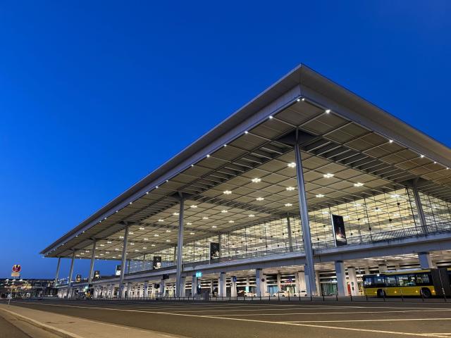 18 March 2026, Brandenburg, Schoenefeld: Terminal 1 at Berlin Brandenburg Airport (BER) is deserted early in the morning due to a warning strike by the Verdi union. Photo: Marvin Zubrod/dpa