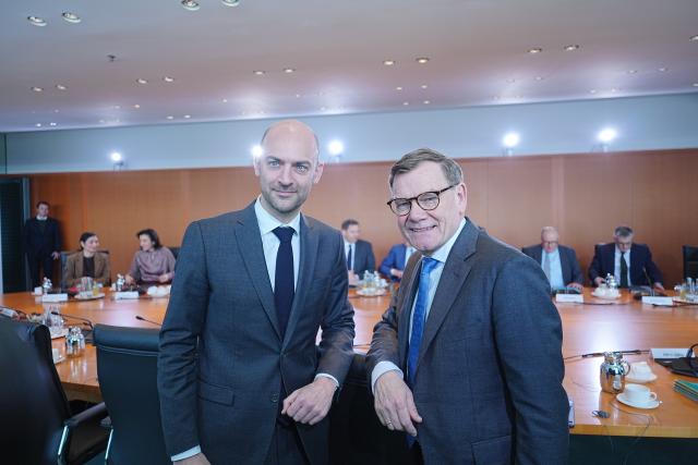 18 March 2026, Berlin: Johann Wadephul (R), Germany's Minister for Foreign Affairs, stands next to French Foreign Minister Jean-Noel Barrot before the start of the Federal Cabinet meeting at the Chancellery. Barrot is attending the Cabinet meeting as a guest. Photo: Michael Kappeler/dpa
