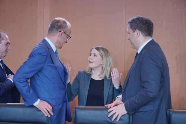 18 March 2026, Berlin: Verena Hubertz, Germany's Minister for Housing, Urban Development and Construction, speaks with Chancellor Friedrich Merz and Lars Klingbeil, Germany's Minister of Finance, ahead of the German Cabinet meeting at the Chancellery. French Foreign Minister Jean-Noel Barrot attends the meeting as a guest. Photo: Michael Kappeler/dpa