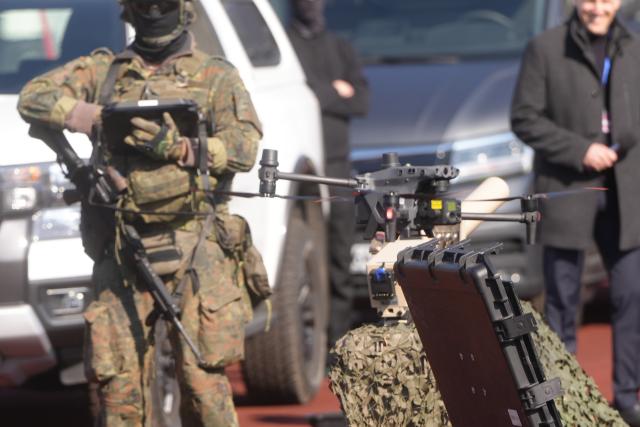18 March 2026, Rhineland-Palatinate, Lahnstein: An armed soldier takes down a drone that has entered a secured area as part of the nationwide exercise "GETEX 2026,". State and federal police forces are training alongside the German Armed Forces to coordinate their response to terrorist threats. Photo: Thomas Frey/dpa