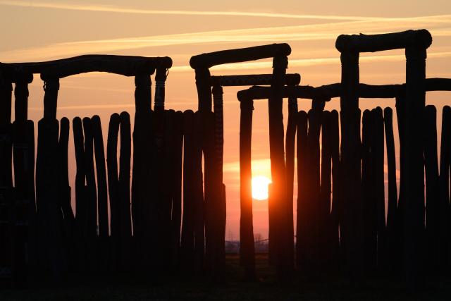 18 March 2026, Saxony-Anhalt, Poemmelte: The sun sets behind the gates and stelae of the Ring Sanctuary in Poemmelte. Photo: Klaus-Dietmar Gabbert/dpa