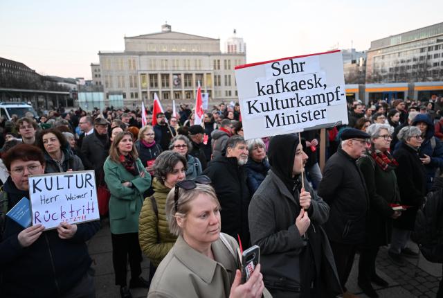 18 March 2026, Saxony, Leipzig: Participants in a rally organized by the Leipzig action group "Leipzig nimmt Platz" protest in front of the Gewandhaus in Leipzig before the start of the opening ceremony for the Leipzig Book Fair. The demonstration is directed against recent decisions made by State Minister of Culture Weimer's to remove three left-wing bookstores from the list of nominees for the German Booksellers' Award. Photo: Hendrik Schmidt/dpa