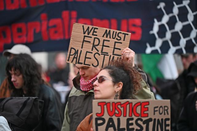 18 March 2026, Saxony, Leipzig: Protesters march down Karl-Heine-Strasse ahead of a panel discussion with a former Israeli military spokesperson at the Leipzig Book Fair. Photo: Jennifer Brückner/dpa