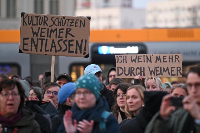 18 March 2026, Saxony, Leipzig: Participants in a rally organized by the Leipzig action group "Leipzig nimmt Platz" protest in front of the Gewandhaus in Leipzig before the start of the opening ceremony for the Leipzig Book Fair. The demonstration is directed against recent decisions made by State Minister of Culture Weimer's to remove three left-wing bookstores from the list of nominees for the German Booksellers' Award. Photo: David Hammersen/dpa