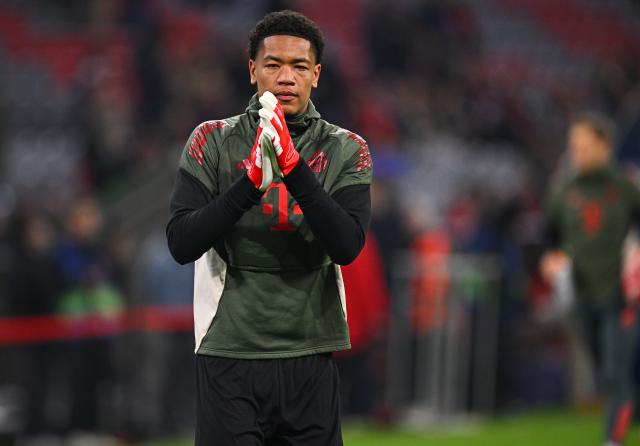 18 March 2026, Bavaria, Munich: Bayern Munich goalkeeper Leonard Prescott warms up prior to the start of the UEFA Champions League Round of 16, Second Leg soccer match between Bayern Munich and Atalanta Bergamo at the Allianz Arena. Photo: Tom Weller/dpa