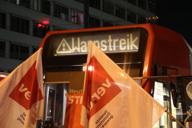 19 March 2026, North Rhine-Westphalia, Cologne: A light rail train displays "warning strike" as its destination during a warning strike. As part of ongoing collective bargaining negotiations for local public transportation, the Verdi union has called for warning strikes to take place simultaneously in several states on Thursday. Photo: Sascha Thelen/dpa