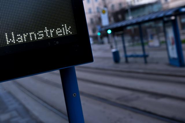19 March 2026, Bavaria, Munich: "Warning strike" is displayed on a sign at a bus and tram stop during a warning strike. The Verdi union has called for warning strikes in public transportation across several states. Photo: Sven Hoppe/dpa