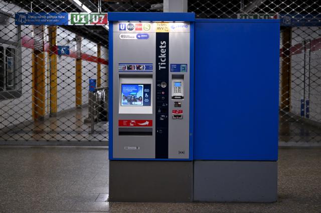 19 March 2026, Bavaria, Munich: A gate and a ticket machine stand at a closed subway station during a warning strike. The Verdi union has called for warning strikes in public transportation across several states. Photo: Sven Hoppe/dpa