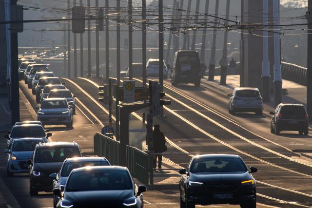 19 March 2026, Saxony-Anhalt, Magdeburg: Passengers of the Magdeburg public transport company wait for a streetcar at a stop. The trade union Verdi has once again called for warning strikes in local public transport in several federal states. In Magdeburg, some streetcar and bus lines are running in emergency mode. Photo: Klaus-Dietmar Gabbert/dpa