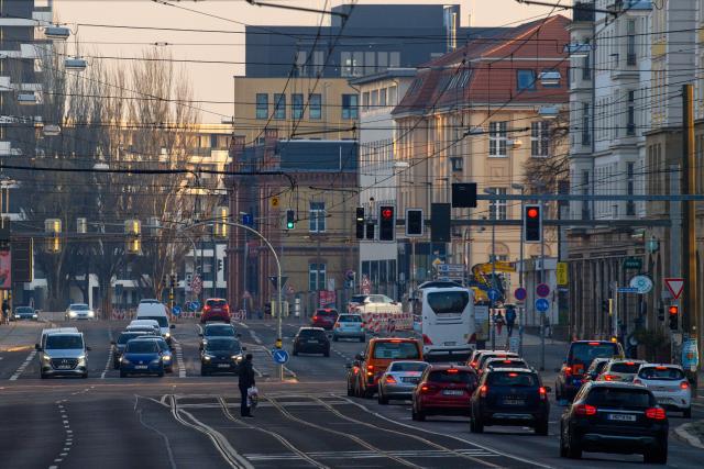 19 March 2026, Saxony-Anhalt, Magdeburg: Rush hour traffic rolls through the city center of Magdeburg. The trade union Verdi has once again called for warning strikes in local public transport in several federal states. In Magdeburg, some streetcar and bus lines are running in emergency mode. Photo: Klaus-Dietmar Gabbert/dpa