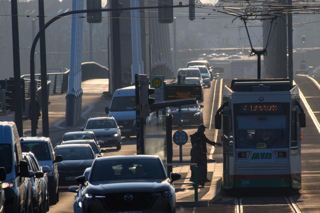 19 March 2026, Saxony-Anhalt, Magdeburg: Passengers of the Magdeburg public transport company board a streetcar at a stop. The trade union Verdi has once again called for warning strikes in local public transport in several federal states. In Magdeburg, some streetcar and bus lines are operating in emergency mode. Photo: Klaus-Dietmar Gabbert/dpa
