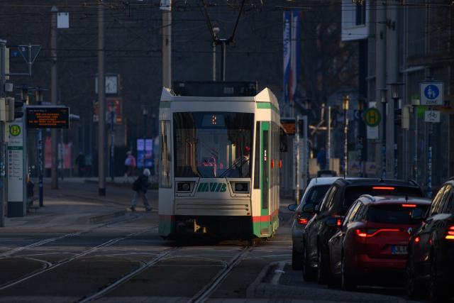 19 March 2026, Saxony-Anhalt, Magdeburg: The light of the morning sun falls on a Magdeburg public transport streetcar as it pulls into a stop in Magdeburg. The trade union Verdi has once again called for warning strikes in local public transport in several federal states. In Magdeburg, some streetcar and bus lines are running in emergency mode. Photo: Klaus-Dietmar Gabbert/dpa