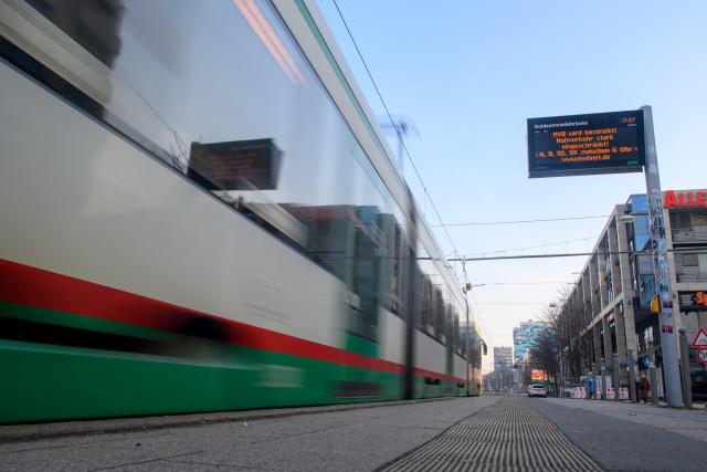 19 March 2026, Saxony-Anhalt, Magdeburg: A Magdeburg public transport streetcar leaves a stop in the city center. The trade union Verdi has once again called for warning strikes in local public transport in several federal states. In Magdeburg, some streetcar and bus lines are running in emergency mode. Photo: Klaus-Dietmar Gabbert/dpa