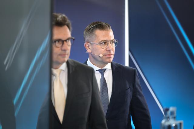 19 March 2026, Baden-Württemberg, Friedrichshafen: Mathias Miedreich (right), CEO of ZF Friedrichshafen AG, and ZF CFO Michael Frick arrive at the earnings press conference. Photo: Felix Kästle/dpa