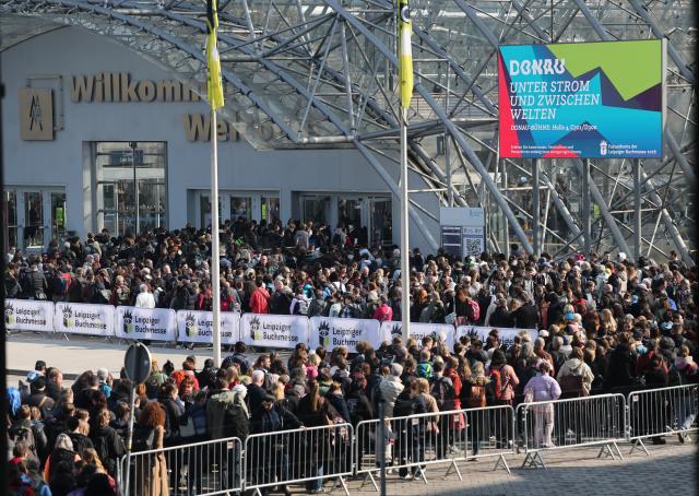 19 March 2026, Saxony, Leipzig: Visitors flock to the Leipzig Book Fair, where exhibitors from over 50 countries are presenting new releases from March 19 to 22 under the motto "Where stories connect us" Photo: Jan Woitas/dpa