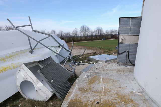 19 March 2026, Bavaria, Berching: A rotor blade lies on the ground at the Berching community wind farm after breaking off and tearing part of the roof above the turbine entrance. Photo: Daniel Löb/dpa