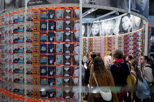 19 March 2026, Saxony, Leipzig: Visitors browse the stand of the Droemer Knaur publishing group at the Leipzig Book Fair. From March 19 to March 22, 2026, exhibitors from over 50 countries will be presenting new book releases. The motto of this year's fair is "Where stories connect us". Photo: Jan Woitas/dpa