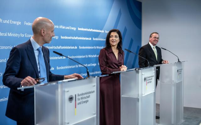 19 March 2026, Berlin: Katherina Reiche (C), German Minister for Economic Affairs and Energy, joins Boris Pistorius (R), Minister of Defense, and Peter Leibinger, German Industry Association (BDI) President, at the press statement after the Industry Dialogue with the German Ministry of Economics and the German Ministry of Defense. Photo: Michael Kappeler/dpa