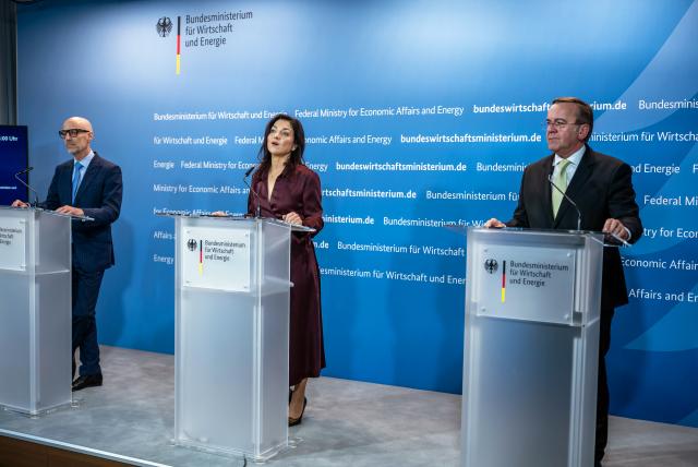 19 March 2026, Berlin: Katherina Reiche (C), German Minister for Economic Affairs and Energy, joins Boris Pistorius (R), Minister of Defense, and Peter Leibinger, German Industry Association (BDI) President, at the press statement after the Industry Dialogue with the German Ministry of Economics and the German Ministry of Defense. Photo: Michael Kappeler/dpa