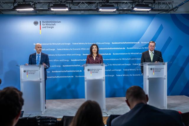 19 March 2026, Berlin: Katherina Reiche (C), German Minister for Economic Affairs and Energy, joins Boris Pistorius (R), Minister of Defense, and Peter Leibinger, German Industry Association (BDI) President, at the press statement after the Industry Dialogue with the German Ministry of Economics and the German Ministry of Defense. Photo: Michael Kappeler/dpa