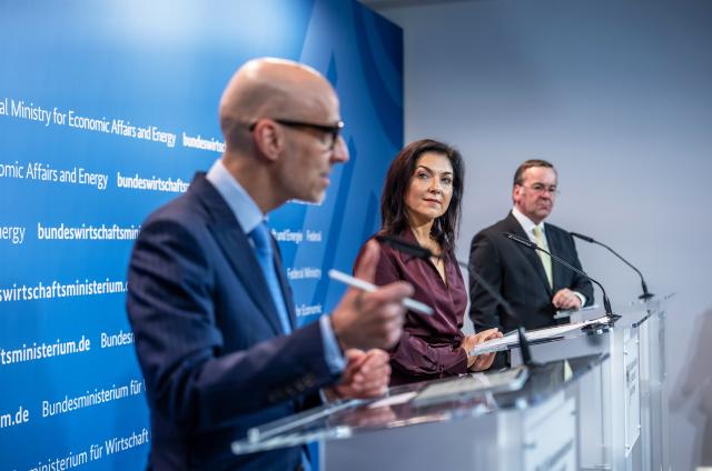 19 March 2026, Berlin: Katherina Reiche (C), German Minister for Economic Affairs and Energy, joins Boris Pistorius (R), Minister of Defense, and Peter Leibinger, German Industry Association (BDI) President, at the press statement after the Industry Dialogue with the German Ministry of Economics and the German Ministry of Defense. Photo: Michael Kappeler/dpa