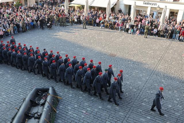 19 March 2026, Thuringia, Altenburg: German Armed Forces (Bundeswehr) recruits march across the town square to take their solemn oath. Photo: Bodo Schackow/dpa