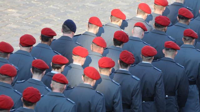 19 March 2026, Thuringia, Altenburg: German Armed Forces (Bundeswehr) recruits march across the town square to take their solemn oath. Photo: Bodo Schackow/dpa