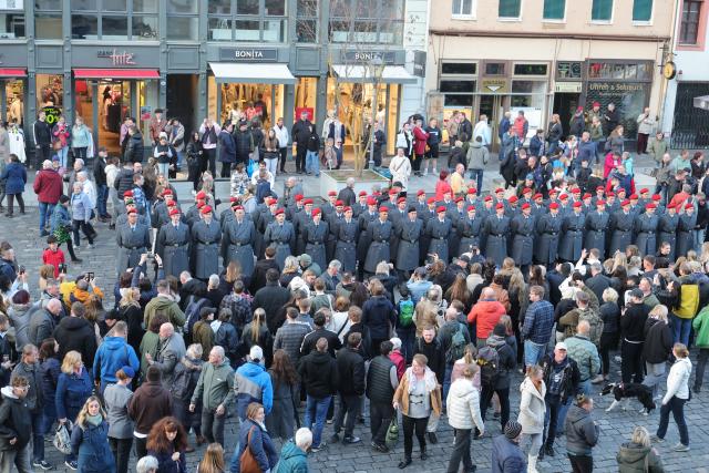 19 March 2026, Thuringia, Altenburg: Family members congratulate the German Armed Forces (Bundeswehr) recruits in the town square on taking their solemn oath. Photo: Bodo Schackow/dpa