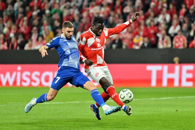 19 March 2026, Rheinland-Pfalz, Mainz: Sigma Olomouc's Danijel Sturm (L) and Mainz's Danny da Costa battle for the ball during the UEFA Europa Conference League round of 16 second leg soccer match between FSV Mainz 05 and Sigma Olomouc at Mewa Arena. Photo: Torsten Silz/dpa